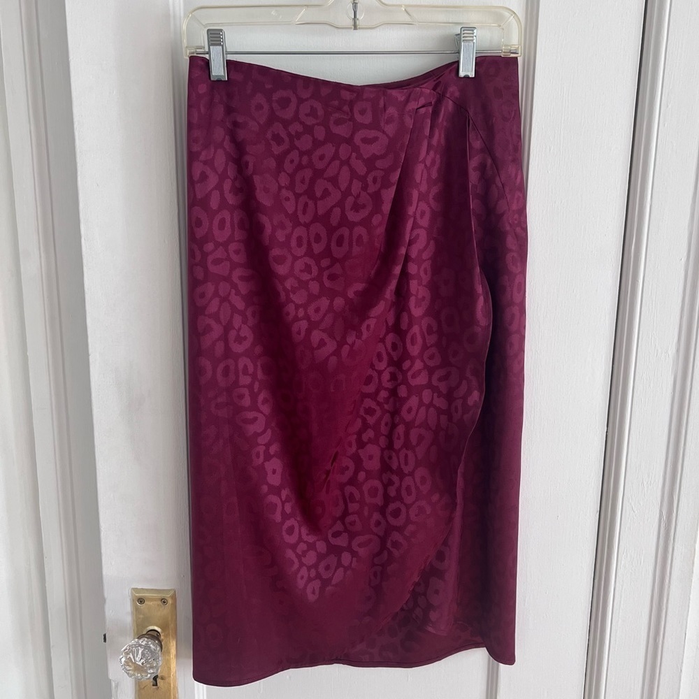Lulu’s Small Burgundy Leopard Print Tulip Hem Trendy Satin Midi Skirt​​​​​ - Picture 3 of 8